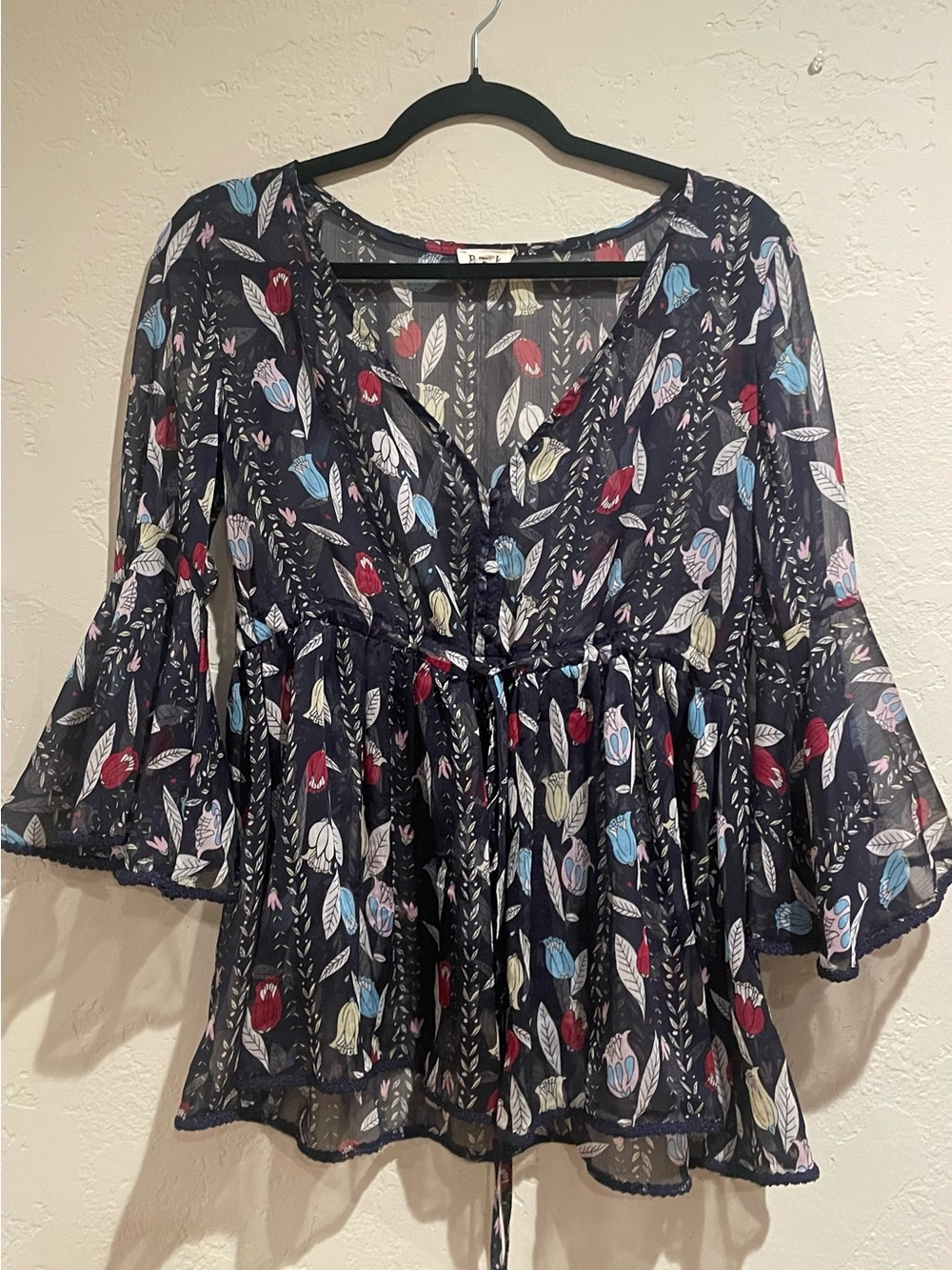 POL multi color boho flutter sleeve top. EUC Sz. SM PTP 18 stretches to 24